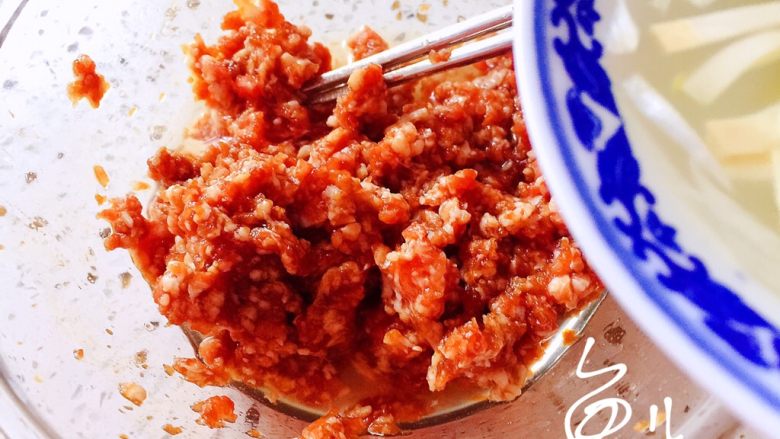 鲜肉小馄饨,顺一个方向搅拌均匀,倒入少许葱姜水,葱姜水要少量多次加入