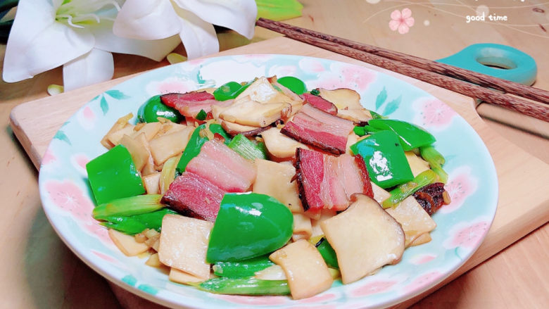 杏鲍菇炒腊肉,美味的腊味杏鲍菇就上桌了。