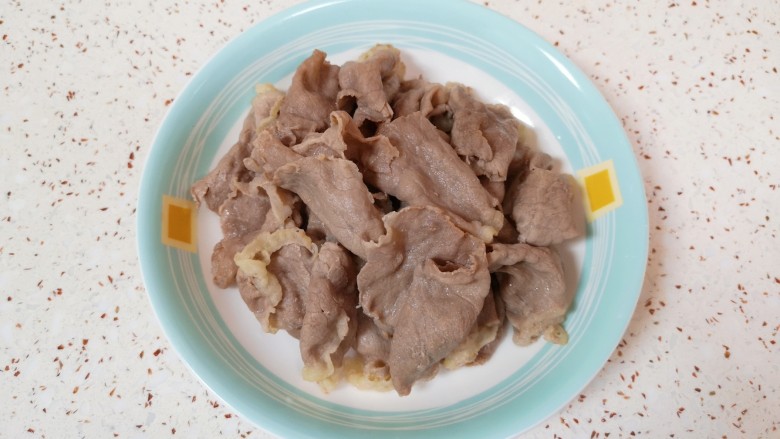 水煮肥牛,锅里放水,加入一勺<a style='color:red;display:inline-block;' href='/shicai/ 718'>料酒</a>烧开,下入肥牛卷焯水至变色,捞出备用。