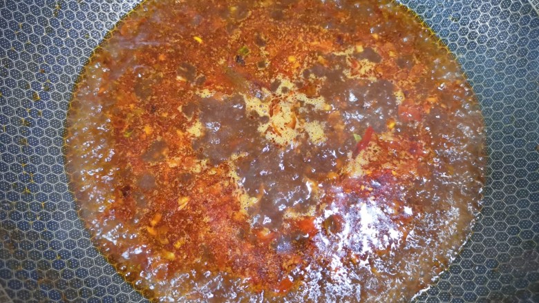 水煮肥牛,加入一大勺<a style='color:red;display:inline-block;' href='/shicai/ 705'>豆瓣酱</a>炒出红油,加入开水烧开小火煮一分钟。