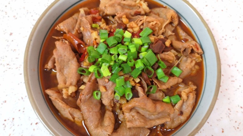 水煮肥牛,浇上汤汁,撒上葱花即可(也可以再加一步:另起锅,倒一勺食用油烧至冒烟,浇在葱花上面激出香味,我不想吃太油腻,就把最后一步省略了)!