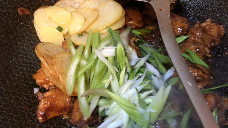 土豆炖鸡翅,待水分基本蒸发,加入辅料,加入盐糖醋调味。