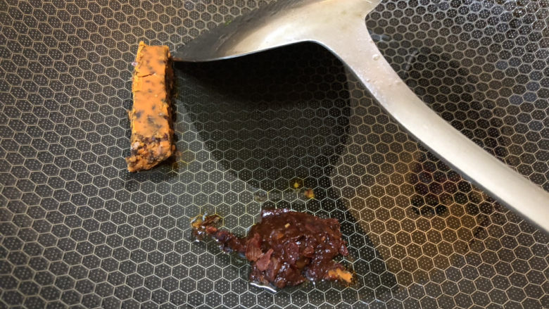土豆炖鸡翅,锅内加入少量油,加入豆瓣酱和火锅底料炒,出红油。