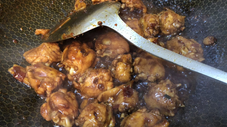 土豆炖鸡翅,加一点点水盖上锅盖闷5分钟,让鸡翅闷熟。