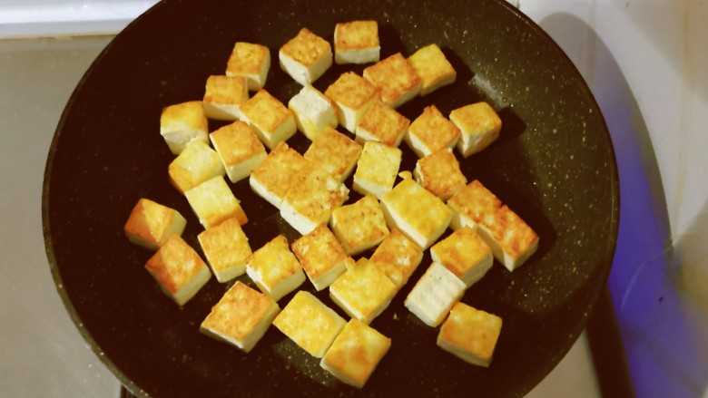 西红柿炒豆腐,起油锅放入2汤匙食用油,油热后放入豆腐块,煎至两面金黄色出锅备用。
