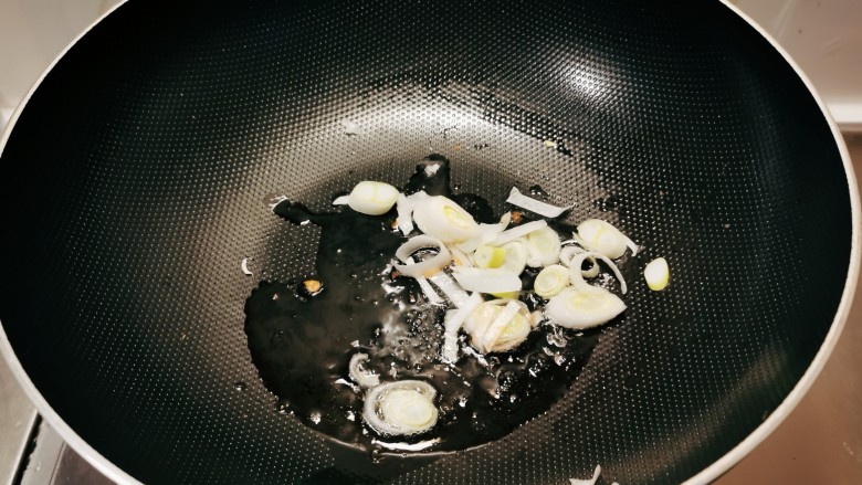 西红柿炒豆腐,再起油锅放入1汤匙食用油,油热后放入葱片炒香。