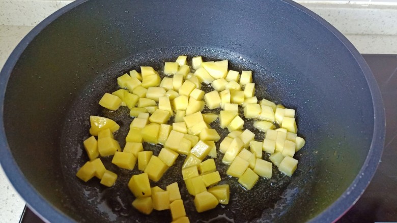 土豆炖 鸡翅,锅里放适量的食用油,放土豆丁煎。