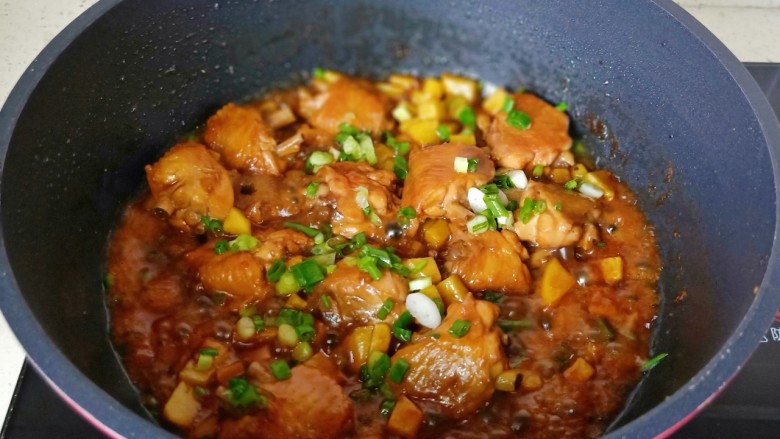 土豆炖 鸡翅,炖到汤汁粘稠,加盐半勺,开大火收汁,撒葱花即可关火。