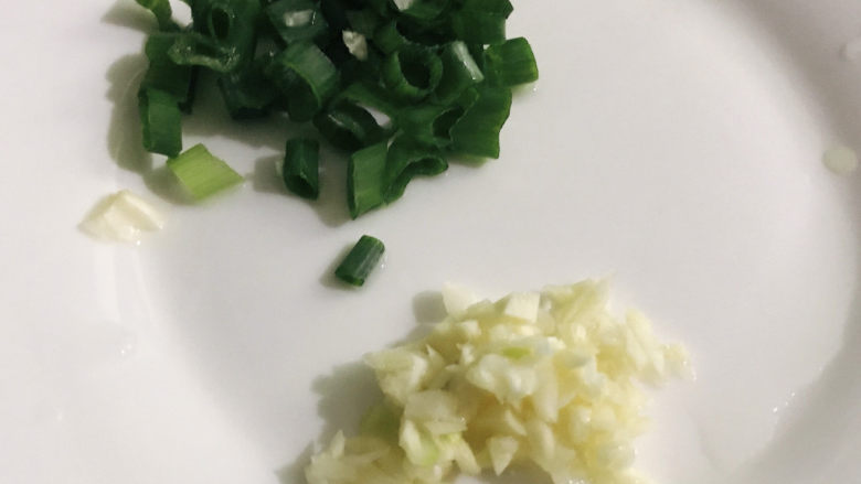 西红柿炒茄子,葱,蒜切好