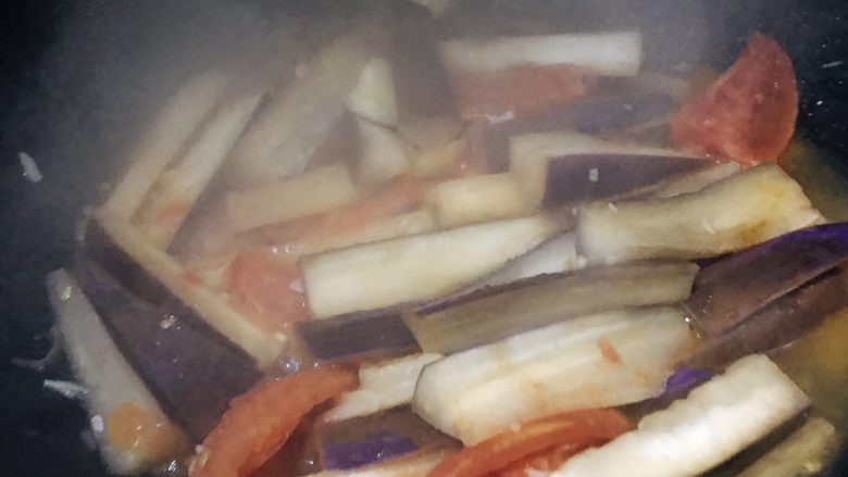 西红柿炒茄子,中间翻一下,防止粘锅