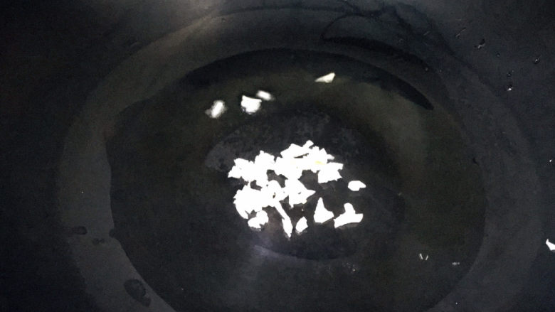 西红柿炒茄子,起油锅,下蒜末