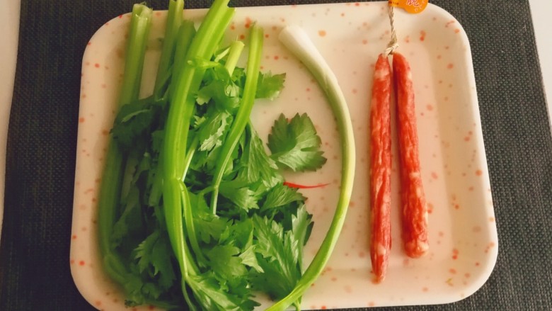 芹菜炒腊肉,食材准备好。