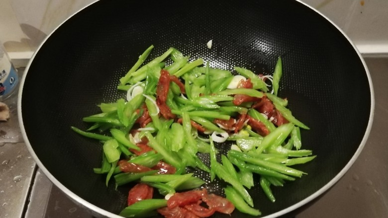 芹菜炒腊肉,放入芹菜。