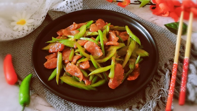 芹菜炒腊肉,装盘即可食用。