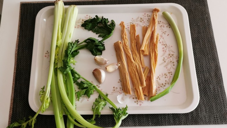 腐竹拌芹菜,食材准备好。