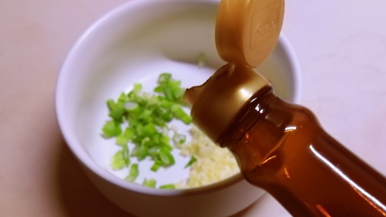 腐竹拌芹菜,倒入<a style='color:red;display:inline-block;' href='/shicai/ 692'>酱油</a>和醋。