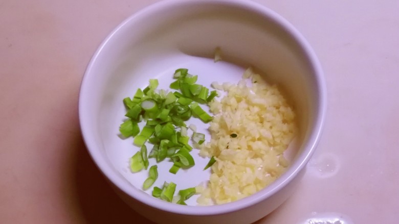 腐竹拌芹菜,<a style='color:red;display:inline-block;' href='/shicai/ 3250'>葱</a>蒜切碎放入小碗中。