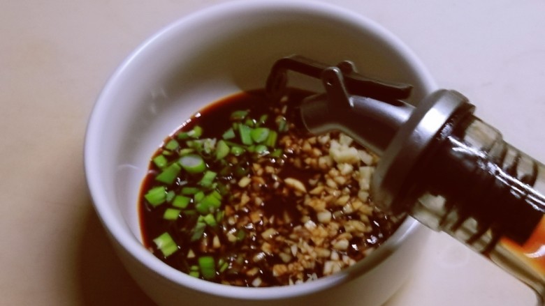 腐竹拌芹菜,放入<a style='color:red;display:inline-block;' href='/shicai/ 3738'>芝麻油</a>、<a style='color:red;display:inline-block;' href='/shicai/ 813'>鸡粉</a>、<a style='color:red;display:inline-block;' href='/shicai/ 720'>胡椒粉</a>。