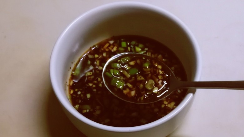 腐竹拌芹菜,搅拌均匀备用。