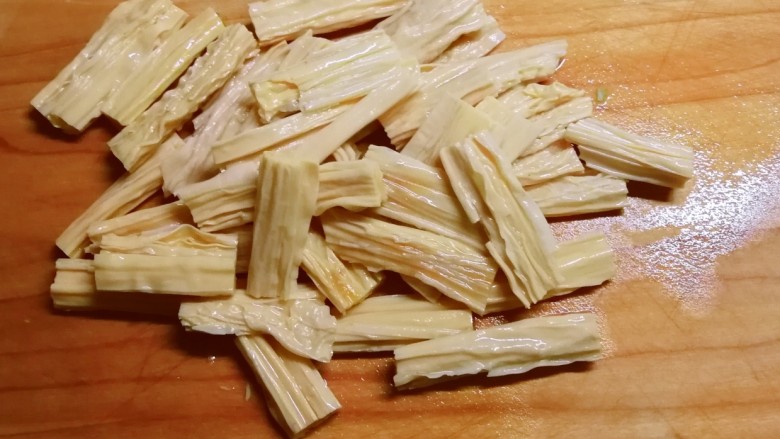 腐竹拌芹菜,切段。