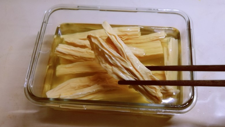 腐竹拌芹菜,腐竹提前泡发。