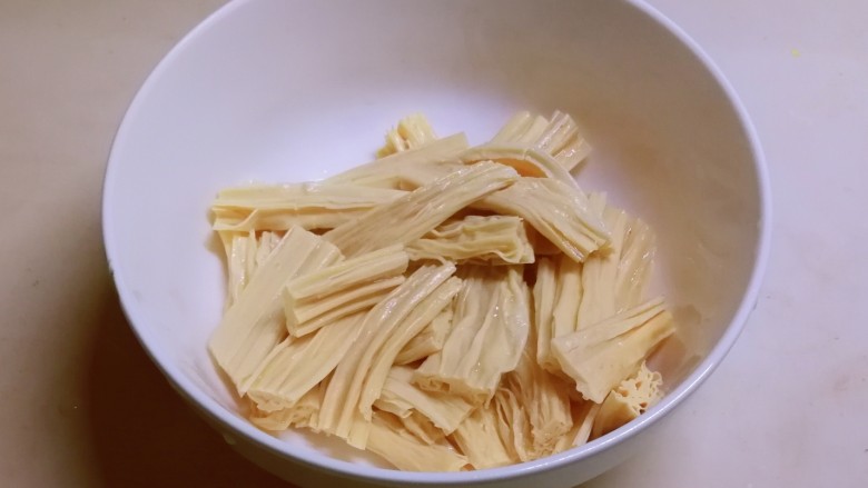 腐竹拌芹菜,捞出控水。