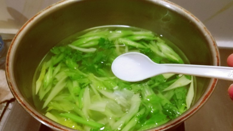 腐竹拌芹菜,放入开水中汆烫断生。