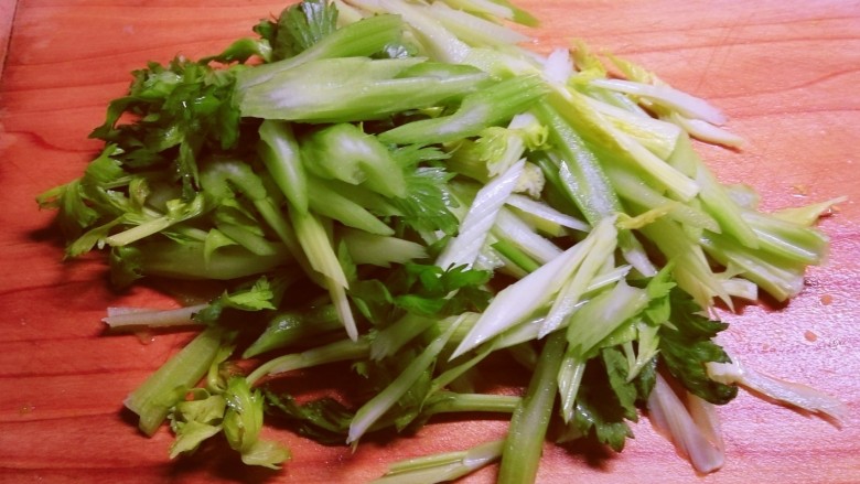 腐竹拌芹菜,<a style='color:red;display:inline-block;' href='/shicai/ 125'>芹菜</a>切段。