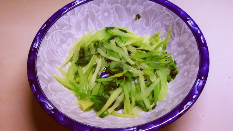 腐竹拌芹菜,捞出。