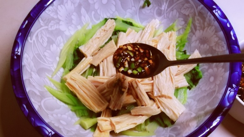 腐竹拌芹菜,倒入之前调好的料汁。