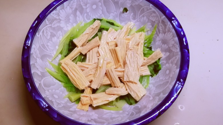腐竹拌芹菜,放入腐竹。