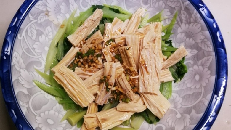 腐竹拌芹菜,拌匀即可。