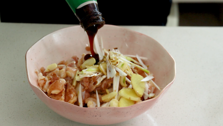 孜然味鸡脆骨,再加入耗油,白糖,黑胡椒腌制20分钟