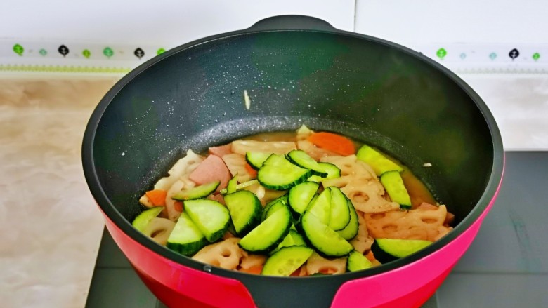 香辣藕片,最后加入黄瓜片,炒熟关火。