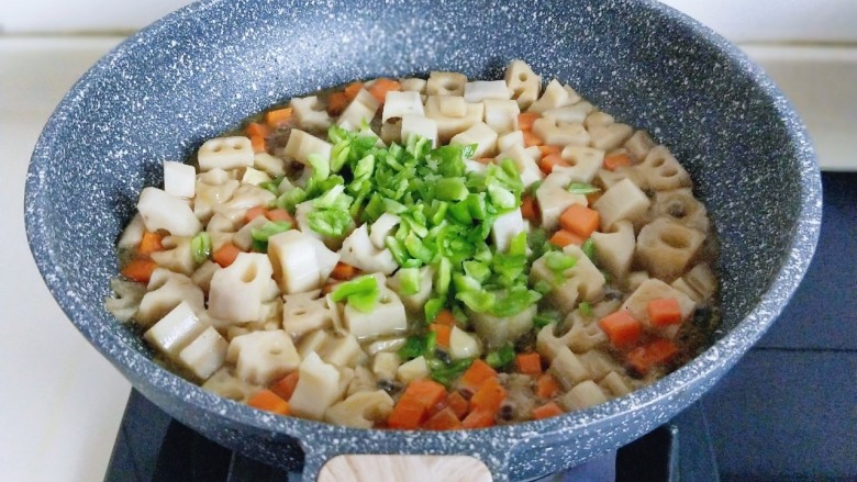 什锦藕丁,2分钟后加入青椒丁,快去翻炒均匀,即可关火!