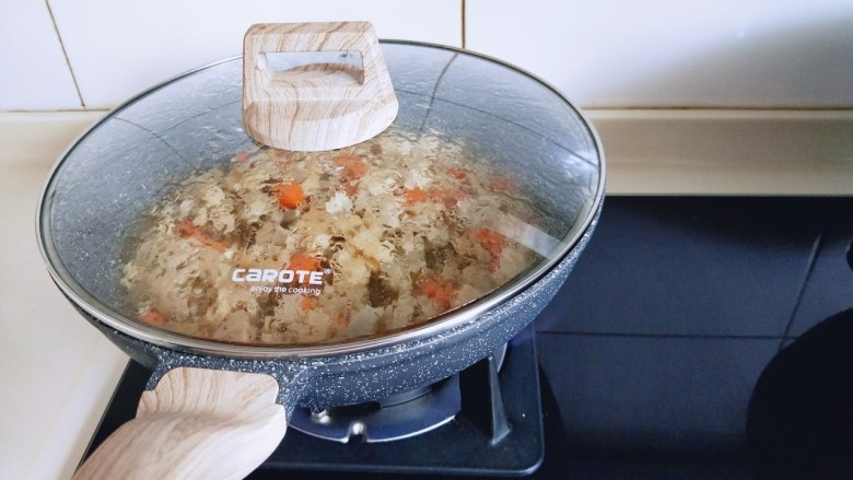 什锦藕丁,盖上盖子,焖煮2分钟。