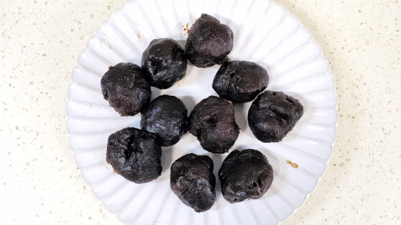 南瓜汤圆,按照每个20克左右,搓成圆球