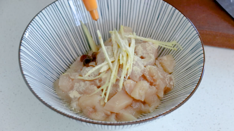 翠竹报春,加姜丝,料酒,白胡椒,耗油,腌制