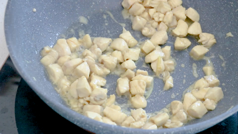 翠竹报春, 油锅小火煸熟鸡肉丁