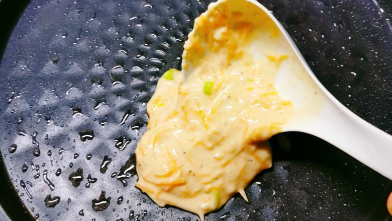 胡萝卜鸡蛋饼,煎烤机刷油,倒入适量胡萝卜鸡蛋糊。