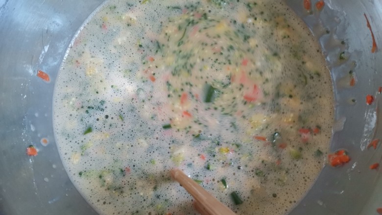 胡萝卜鸡蛋饼,加入适量的水,搅拌均匀备用