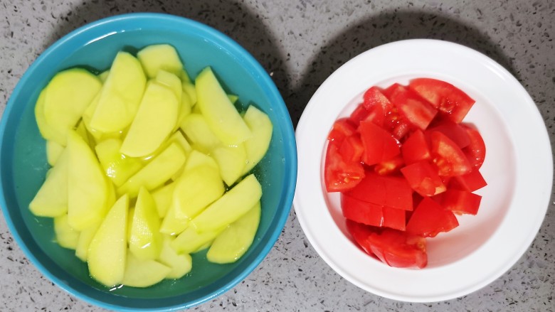 西红柿炒土豆片,准备好食材