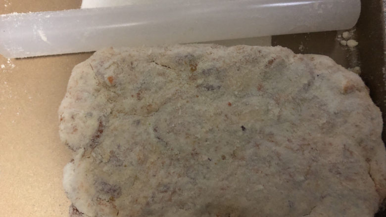 咸蛋黄肉松雪花酥,移到烤盘里整型,两面分别撒上配方外的奶粉。
