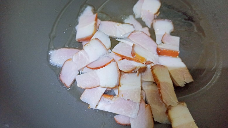 胡萝卜炒腊肉,锅内放入少许食用油,放入腊肉翻炒