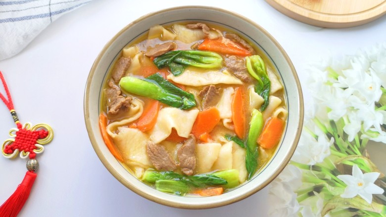 羊肉烩面,味道超级赞,喜欢吃辣椒的还可以加一勺油泼辣子,更好吃!