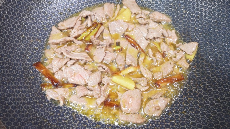 羊肉烩面,下入羊肉片,大火翻炒至变色。
