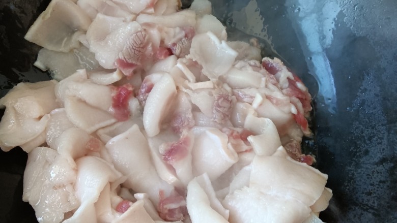 西兰花炒肉,放入切好的肉片,翻炒出些油,把肉片装盘