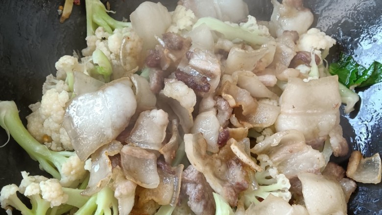 西兰花炒肉,翻炒一会,放入肉片,继续翻炒。