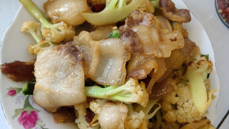 西兰花炒肉,炒好了,出锅装盘咯。