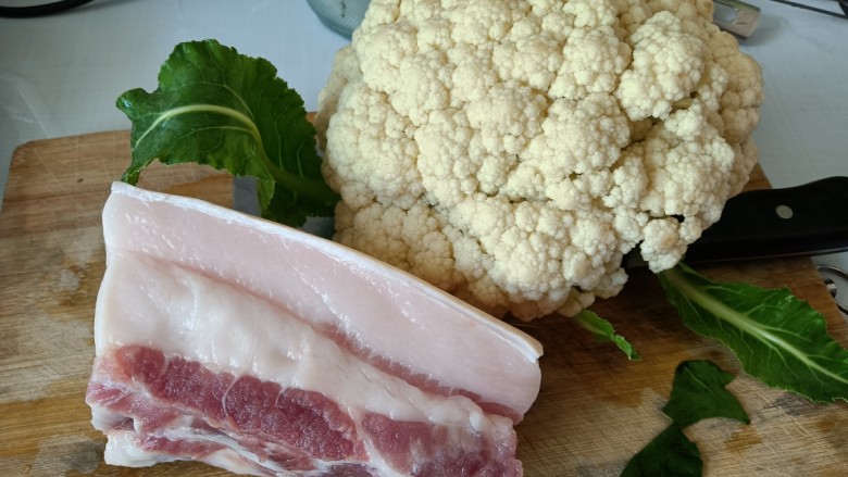 西兰花炒肉,先准备上面的食材,把肉和西兰花洗干净